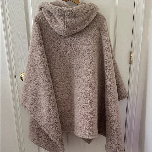 L.L. Bean Women's Cozy Sherpa Wearable Throw - Picture 4 of 4